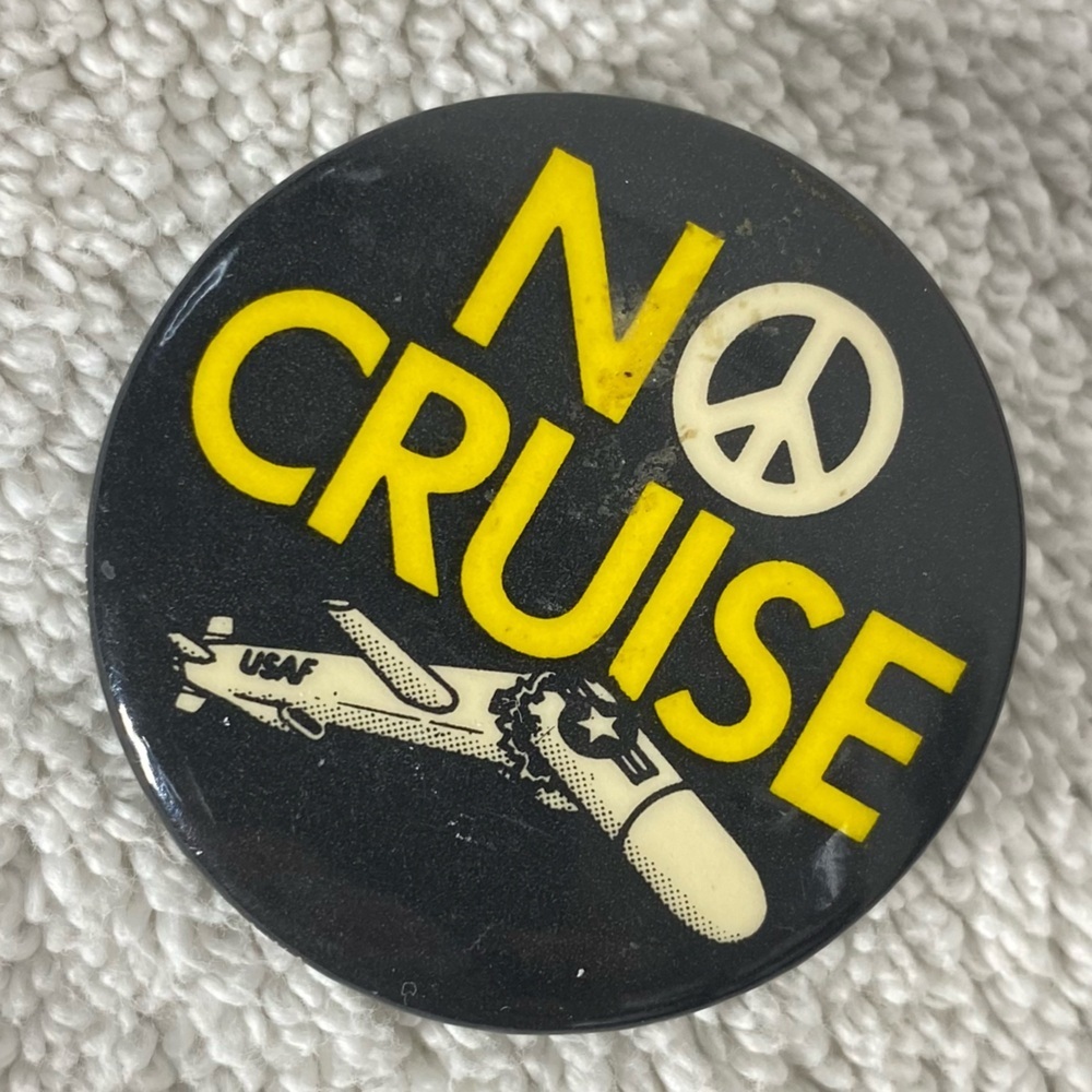 5/$35 Vintage 1980s Black & Yellow Anti War No Cruise Pin Back Button Badge